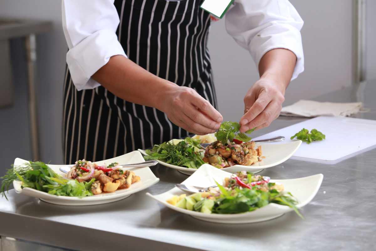 Chef del ristorante prepara pietanze per i clienti