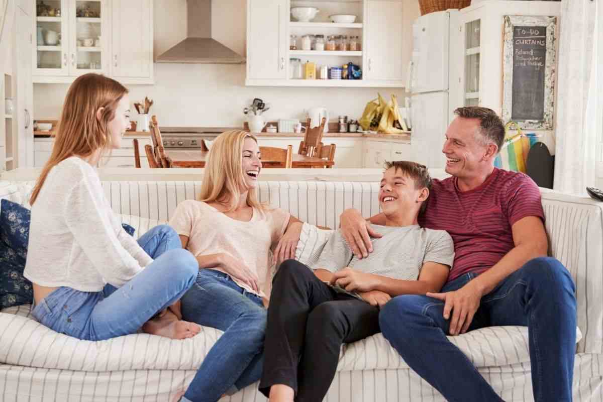 Famiglia unita si diverte sul divano di casa