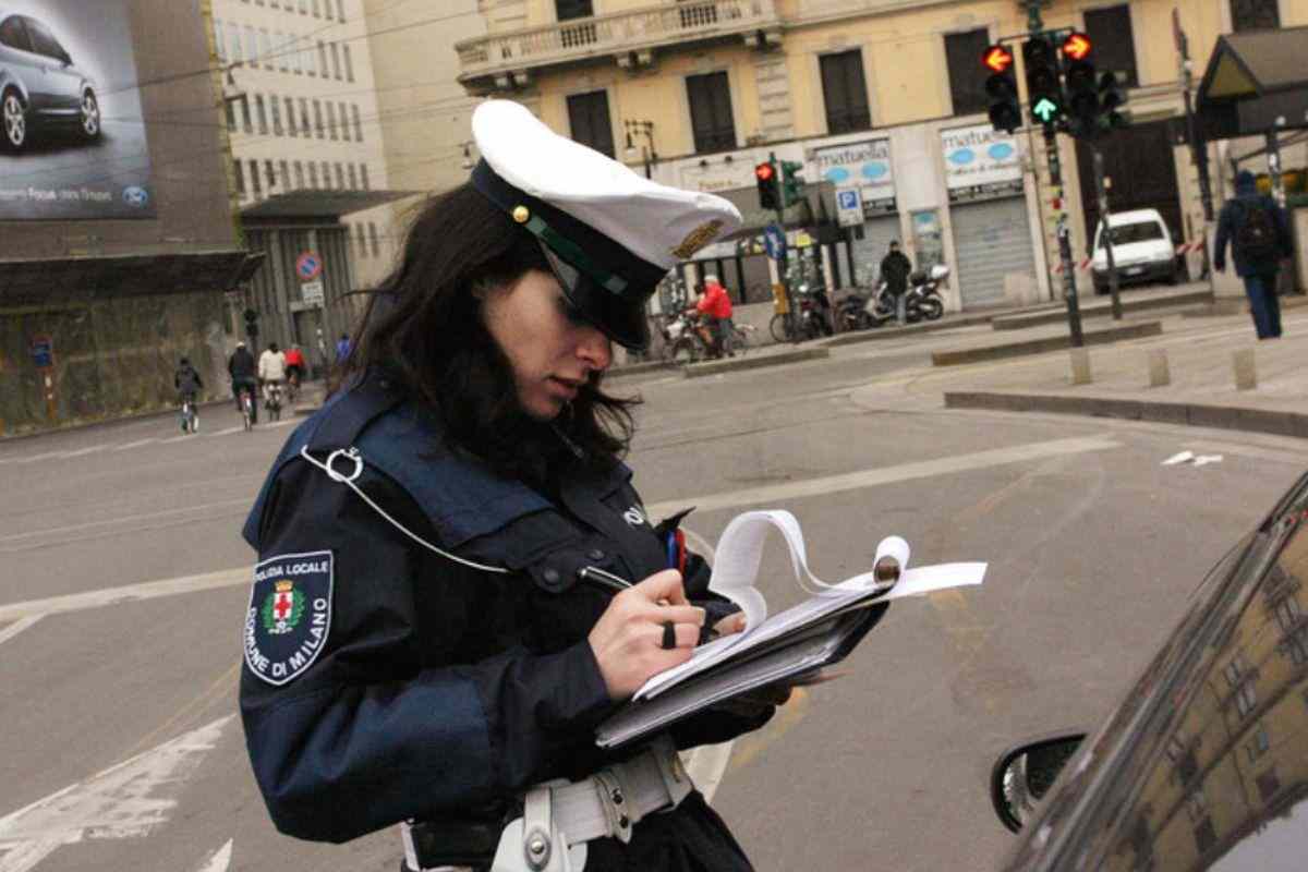 Polizia locale multa automobilista