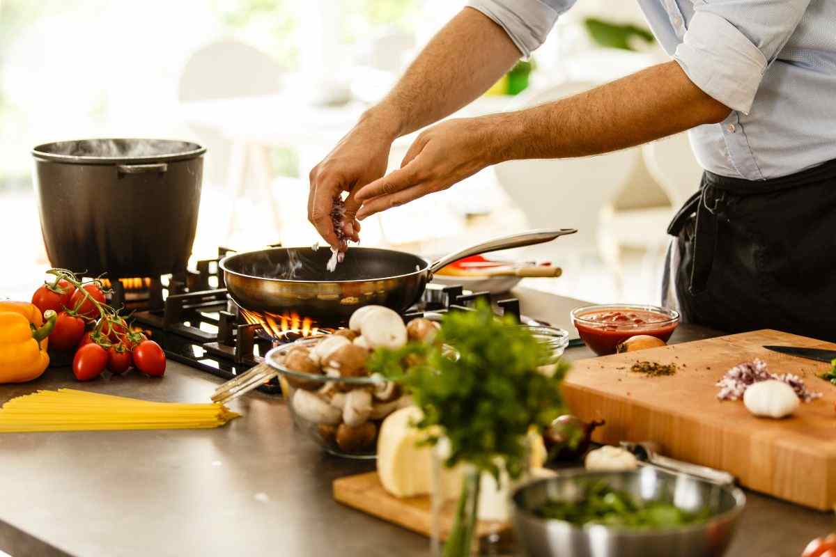 Preparazione di un piatto ai fornelli di casa