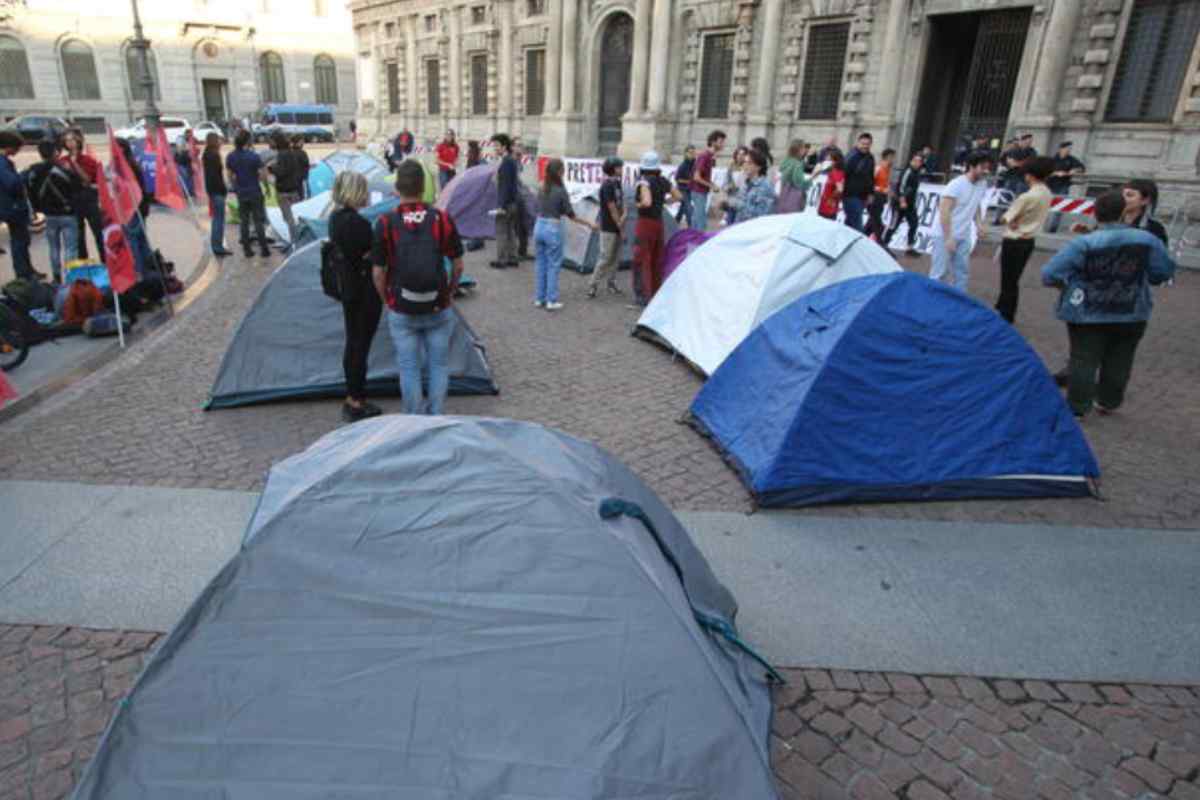 Studenti dormono in tenda per protesta